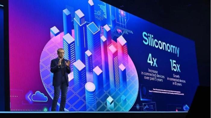 英特爾無處不在的AI：云端超強288核至強，端側AI PC跨時代