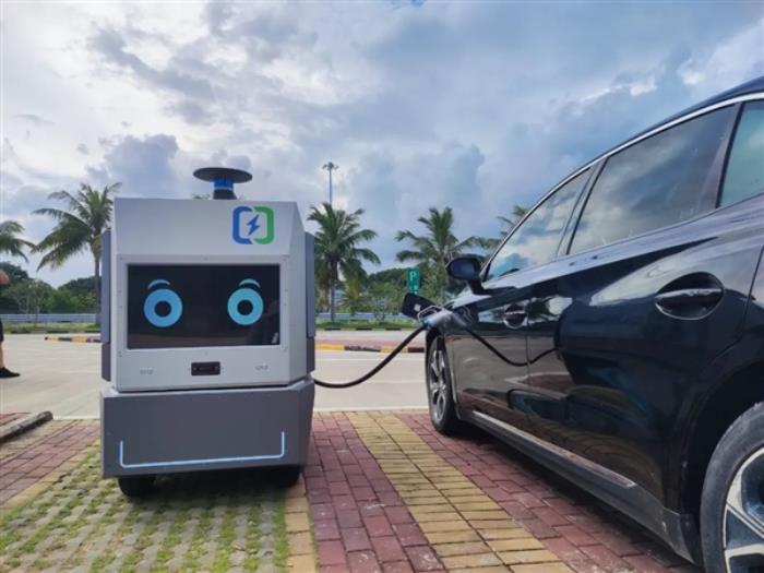 太萌！海南一高速服務區啟用移動充電機器人：一鍵召喚到車位