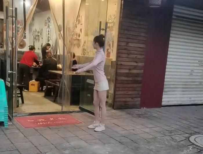 火鍋店現“機器人服務員”敬酒倒茶：老板娘模仿、惟妙惟肖