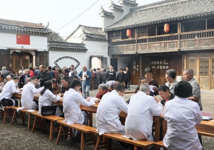 2023年10月25日，浙江省人民醫院與仙居縣人民醫院專家健康宣講團在仙居縣白塔鎮高遷村開展義診、疾病篩查。（仙居縣人民醫院供圖）