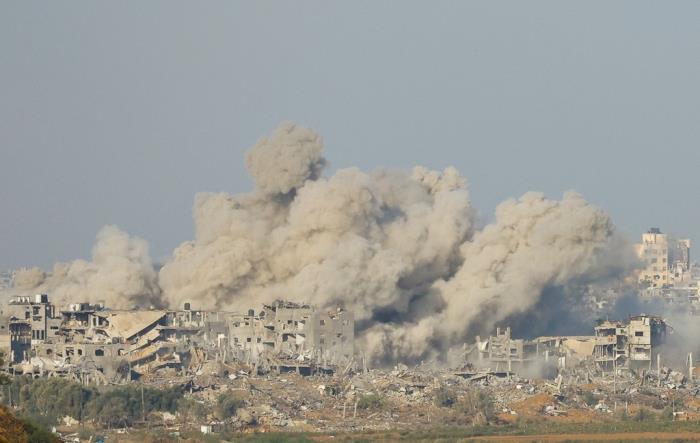 當地時間2023年11月15日，巴以沖突持續，加沙地帶遭以軍空襲，冒出滾滾濃煙。
