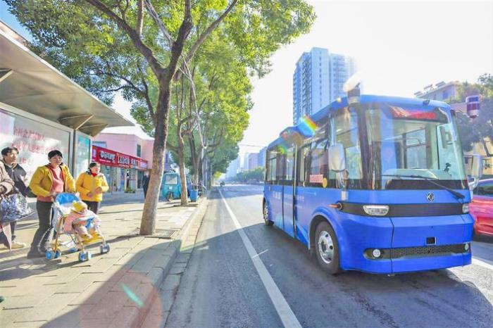 十堰無人駕駛公交車在行駛 通訊員供圖