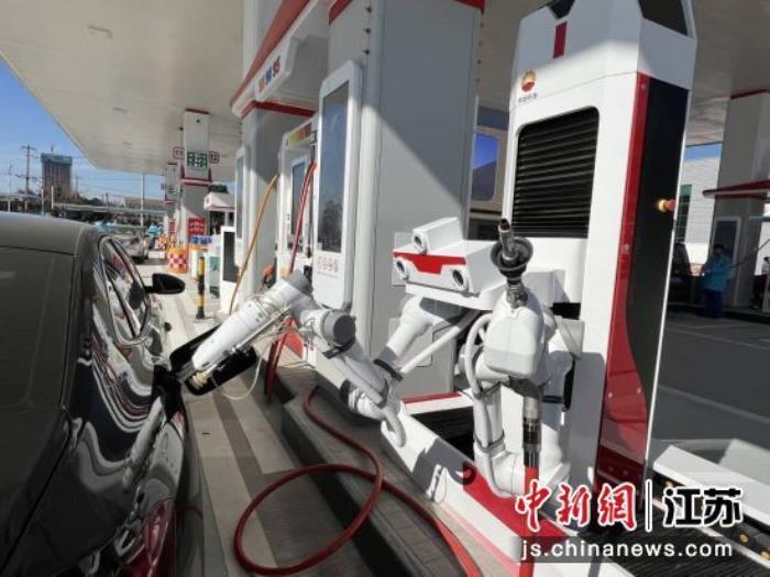 智能加油機器人為汽車加油，車主全程無需下車。中國石油天然氣股份有限公司江蘇銷售分公司供圖