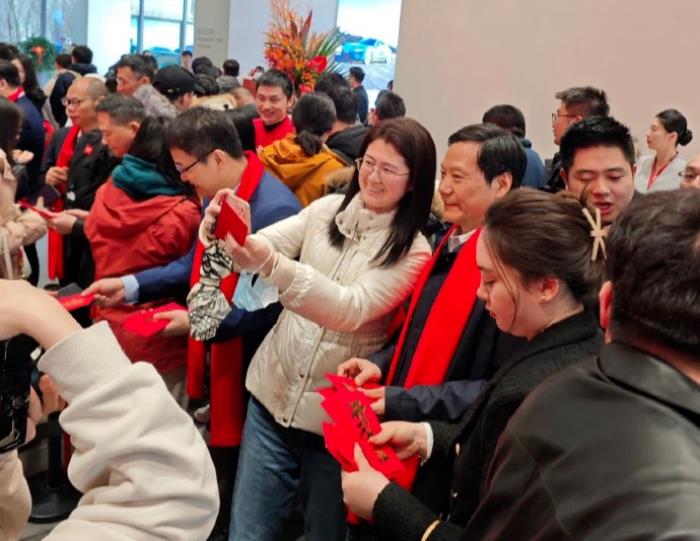 大廠發開工紅包：小米最低10塊，騰訊最低400；魅族停止傳統智能手機研發；字節調集多位高管加大AI研發丨雷峰早報