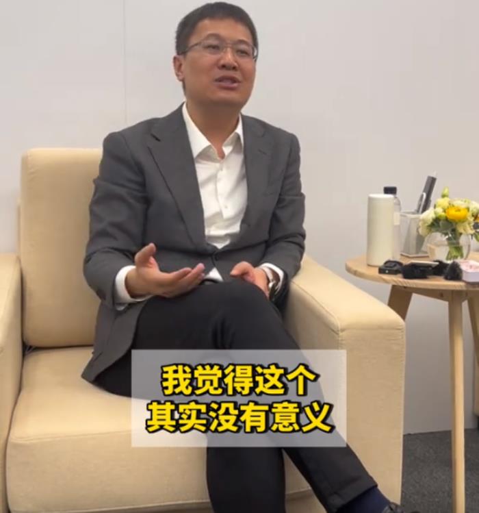 小米盧偉冰：手機(jī)名字加個(gè)AI沒有意義 天天談AI證明沒AI能力
