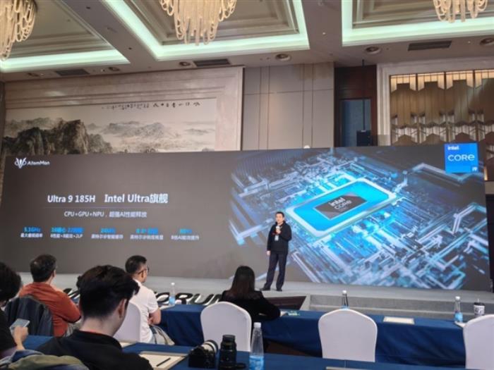 銘凡原子俠UH185 Ultra發布：首款自帶副屏AI迷你主機