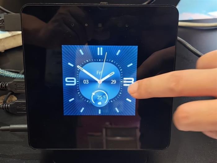 銘凡原子俠UH185 Ultra發布：首款自帶副屏AI迷你主機