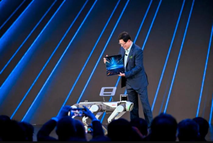 高通CEO罕見與英特爾、AMD同臺，AI或將重塑PC市場
