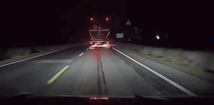AI重新定義導(dǎo)航！彎道會(huì)車無(wú)燈路口提前預(yù)警 網(wǎng)友：高德成精了！