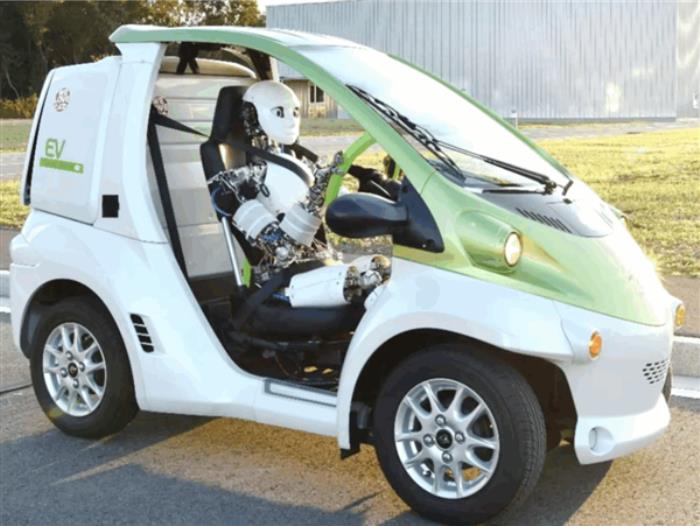日本研發出開車機器人：時速5公里 只能開直線和右轉