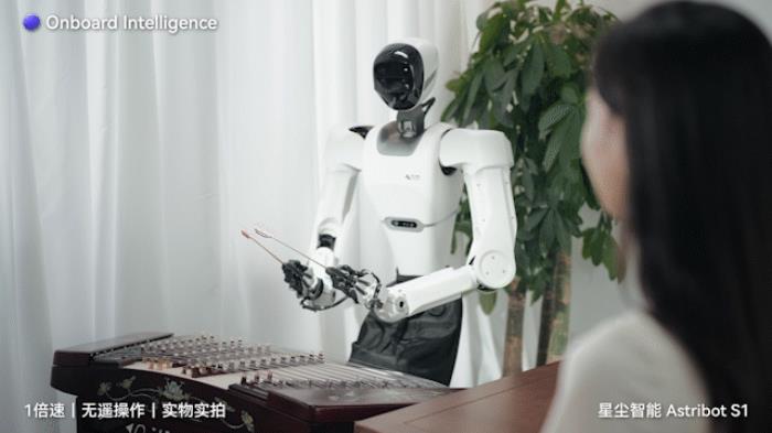 國產AI機器人好超前…彈琴泡茶打詠春,還能擼貓??
