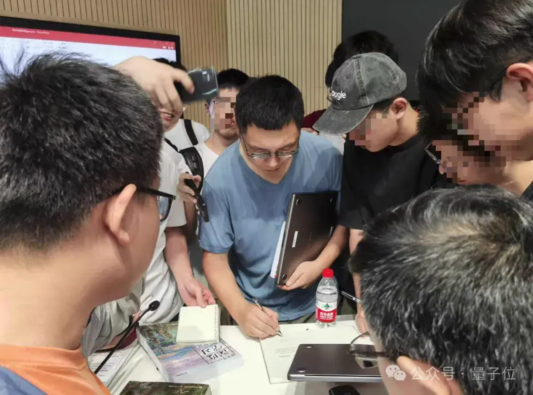 李沐重返母校，上交大秒變追星現場，大模型趨勢無保留分享