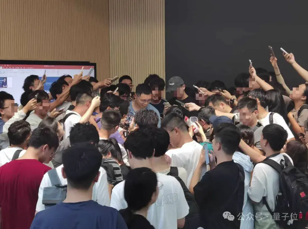 李沐重返母校，上交大秒變追星現場，大模型趨勢無保留分享