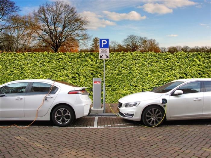 電動汽車有多耗電：比爾蓋茨稱AI用電量跟它比小得多