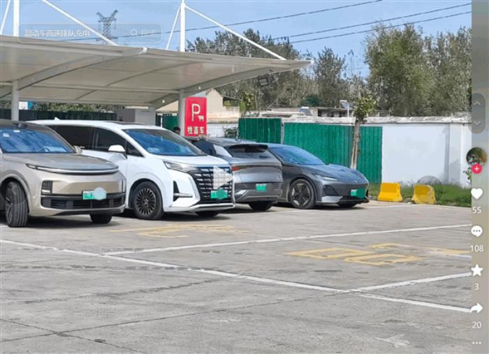 解決電車充電排隊問題！江蘇高速服務區用上移動充電車+充電機器人