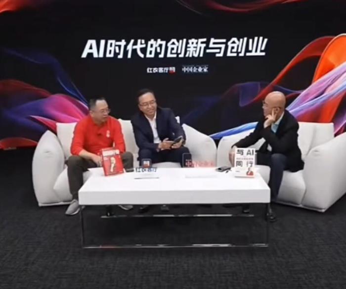 趙明展示榮耀Magic7真機：直播現場用AI給周鴻祎點咖啡