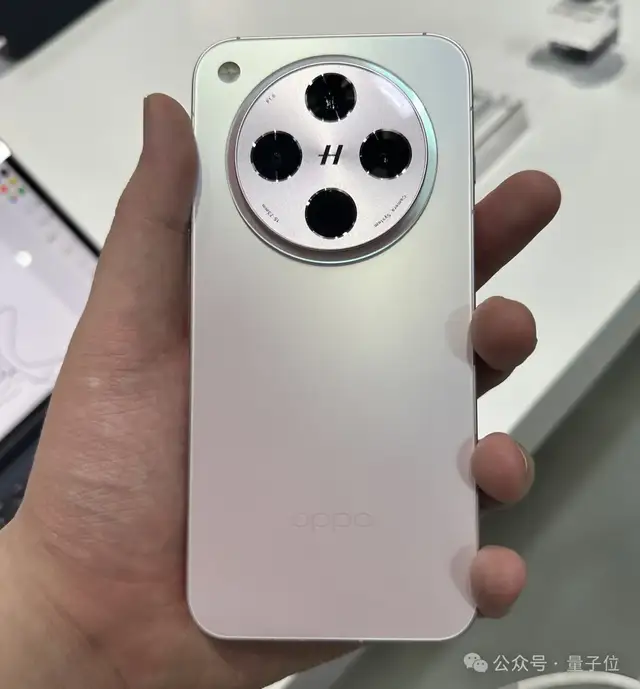 4199元起!OPPO新旗艦首發自研AI系統,隨時隨地一鍵問屏,Pro版還有iPhone 16同款物理快門