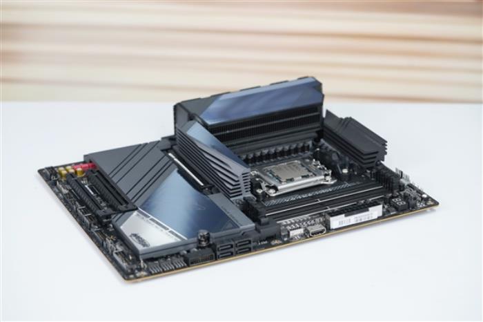 AI自動超頻！技嘉X870E AORUS MASTER超級雕主板圖賞