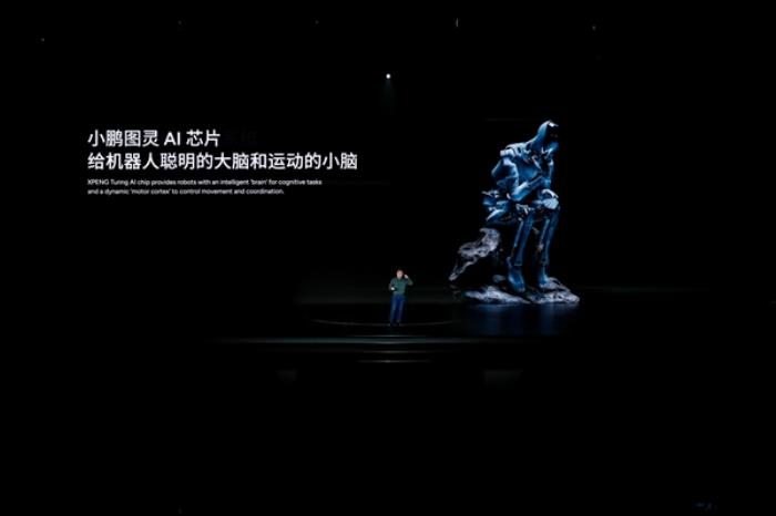 小鵬發布AI人形機器人Iron：1:1復刻真人、已下工廠擰螺絲