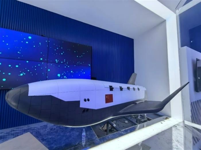 我國“昊龍”貨運航天飛機模型亮相珠海航展：大翼展造型超帥