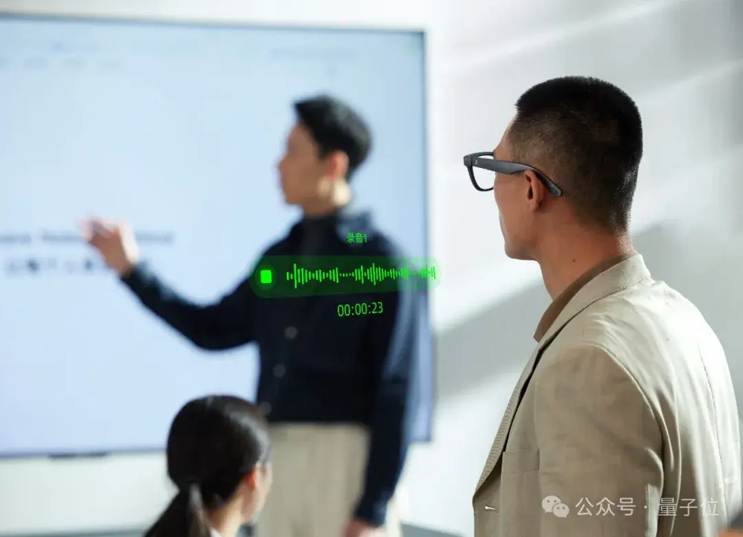 2499,AI濃度爆表!戴上這副眼鏡,一句話點咖啡/實時翻譯/AR導(dǎo)航全搞定