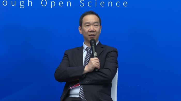 （在2024大灣區(qū)科學論壇現(xiàn)場，加拿大工程院院士、歐洲科學院院士、香港科技大學計算機科學及工程系講座教授郭嵩接受鳳凰網財經的采訪）