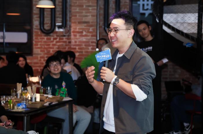 知乎整了場“AI上頭俱樂部”學術酒吧,李開復看好中國大模型未來