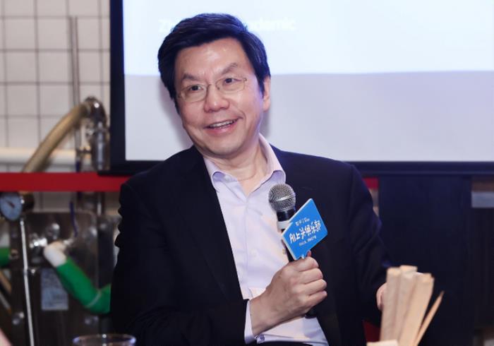 知乎整了場“AI上頭俱樂部”學術酒吧,李開復看好中國大模型未來