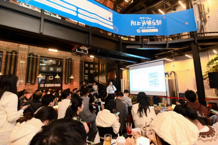 知乎整了場“AI上頭俱樂部”學術酒吧,李開復看好中國大模型未來