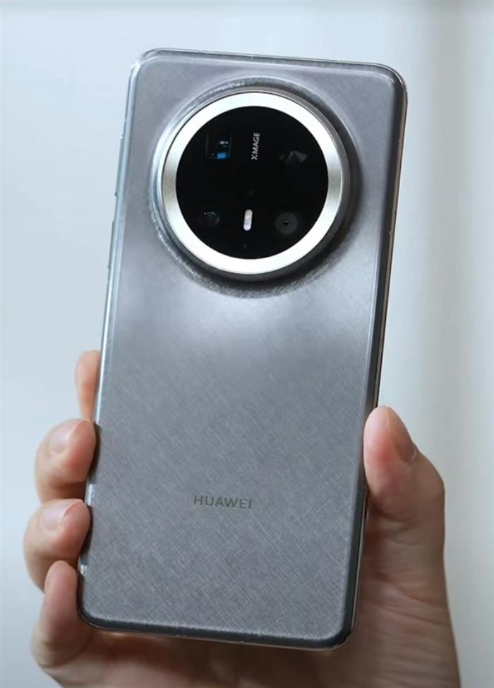 余承東解鎖華為Mate 70新技能：AI隔空傳送