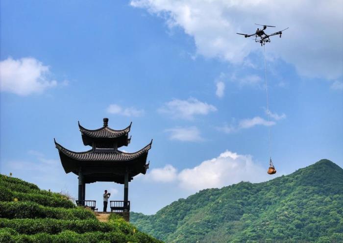 安徽省黃山市，無人機在山區運送貨物 杜宇 攝