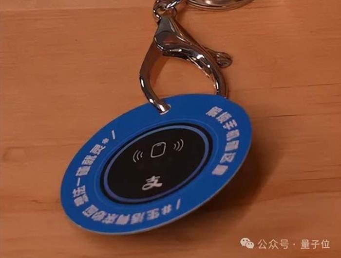 什么？程序員禮盒還自帶大模型彩蛋，碰一下就可觸發