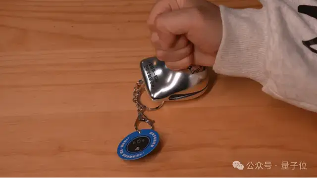 什么？程序員禮盒還自帶大模型彩蛋，碰一下就可觸發