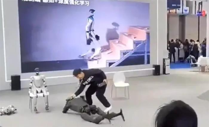 宇樹科技回應機器人表演時翻車 倒地后抽搐：正常現象 修下就好