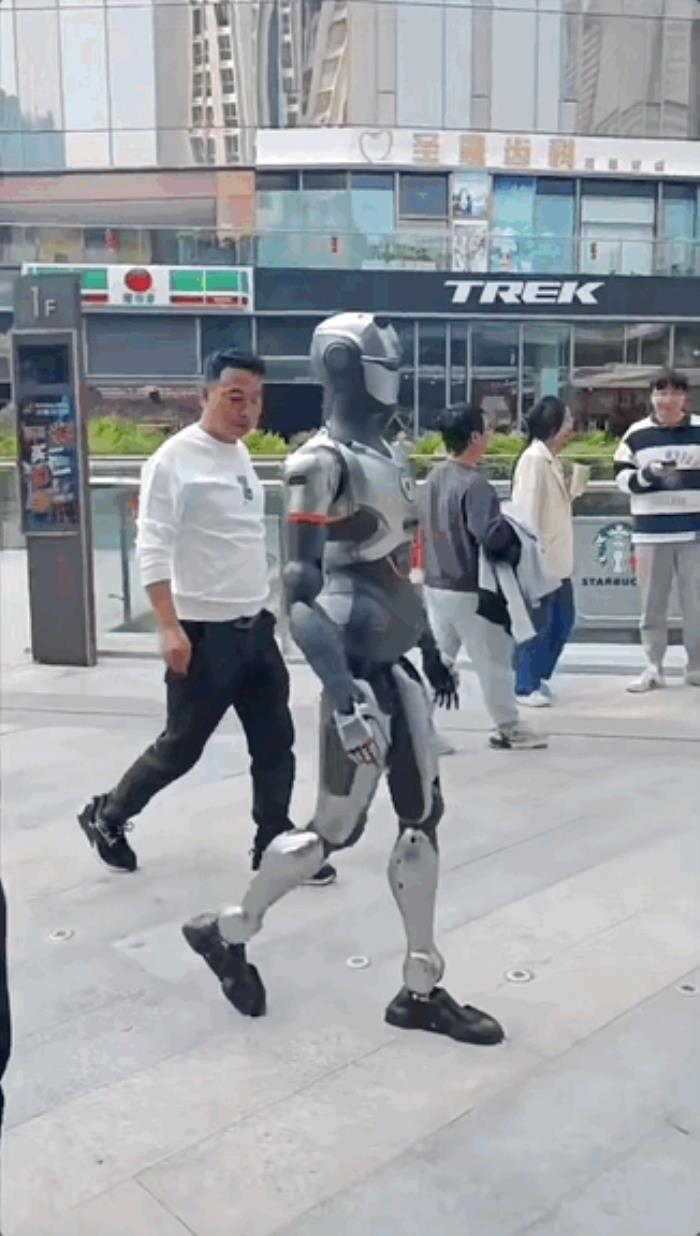 超自然步態大步流星十幾米：深圳人形機器人街邊溜達爆火海外！