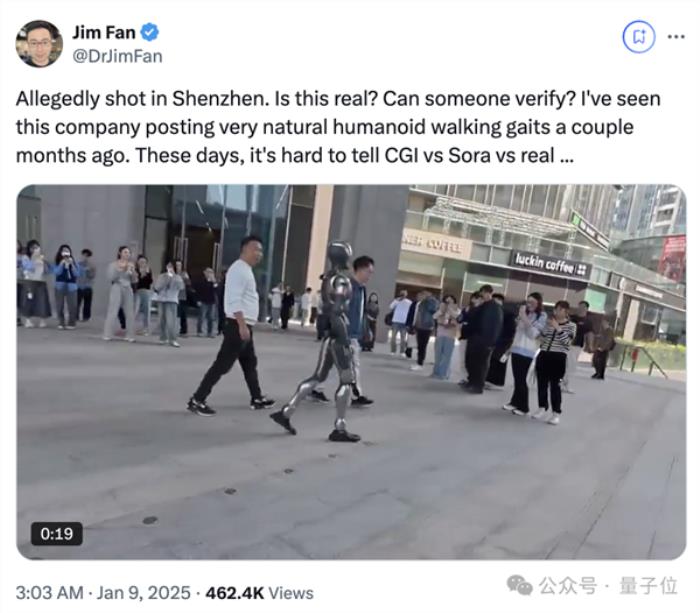 超自然步態大步流星十幾米：深圳人形機器人街邊溜達爆火海外！