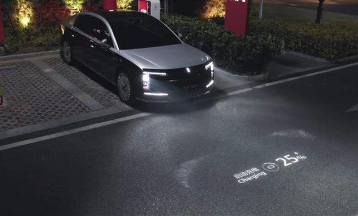 華為快充自動充電機器人曝光：尊界S800將率先支持