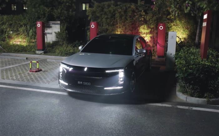 華為快充自動充電機器人曝光：尊界S800將率先支持