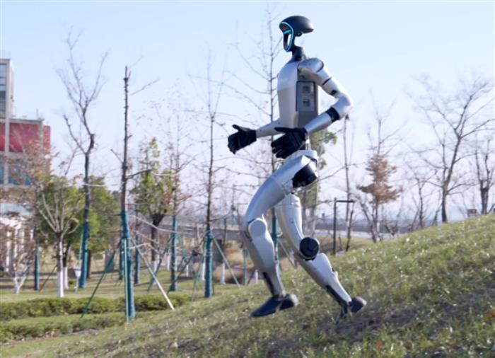 宇樹科技人形機器人再進化：全球最柔順行走、仿人奔跑