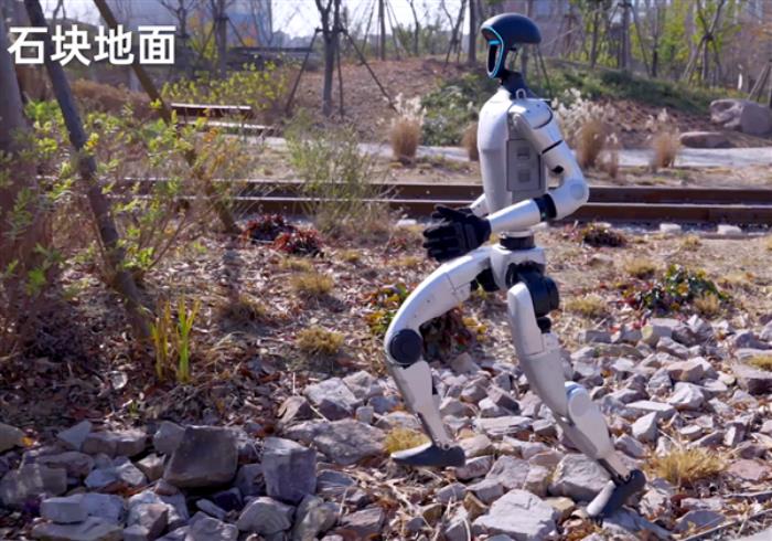 宇樹科技人形機器人再進化：全球最柔順行走、仿人奔跑