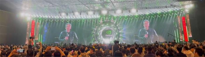 黃仁勛上海年會戴AI眼鏡大跳APT. 員工們激動到尖叫吶喊