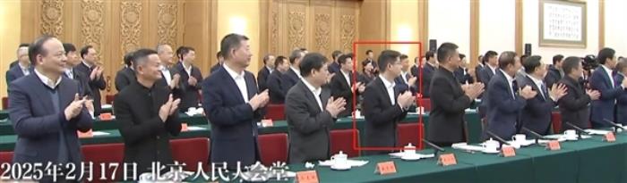 宇樹科技王興興曬最新機器人跳舞實拍：把棍子足球都用上了