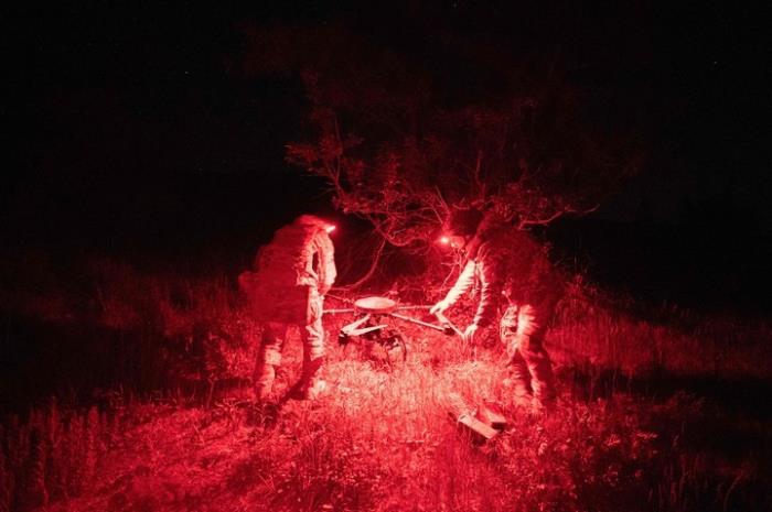 2024年5月1日，烏克蘭軍隊(duì)的士兵在前線執(zhí)行完任務(wù)飛行后檢查一架無人機(jī)。