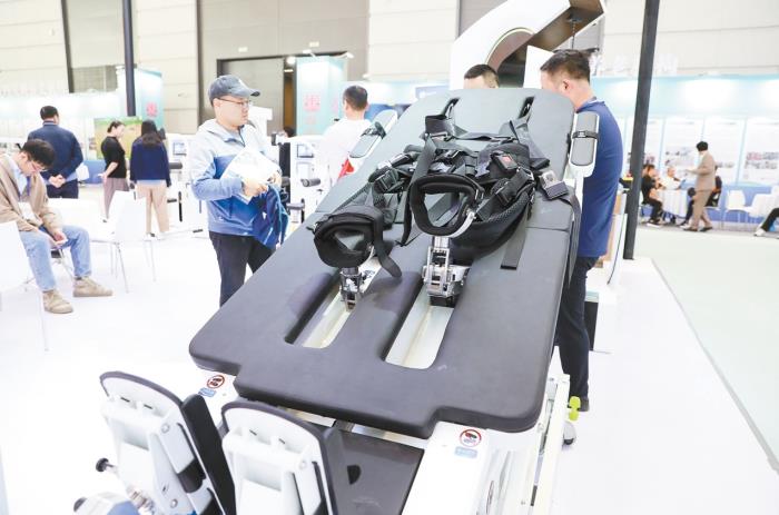 2024年西安國際養老產業博覽會上的護理機器人