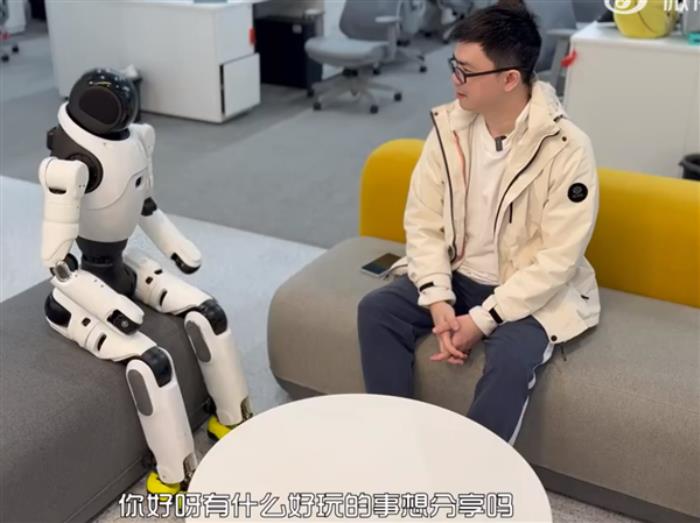 出手即王炸！智元靈犀X2機(jī)器人：騎自行車 做閨蜜 縫葡萄樣樣拿手
