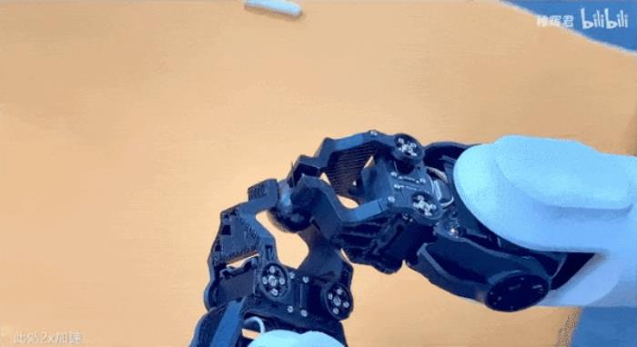 稚暉君機器人神技再現江湖！騎自行車驚呆眾人：又抽象又硬核
