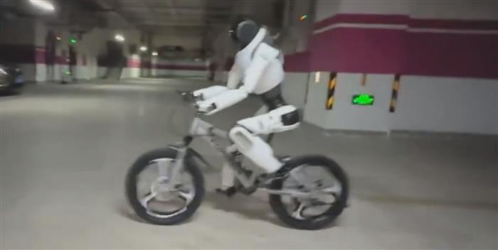出手即王炸！智元靈犀X2機(jī)器人：騎自行車 做閨蜜 縫葡萄樣樣拿手