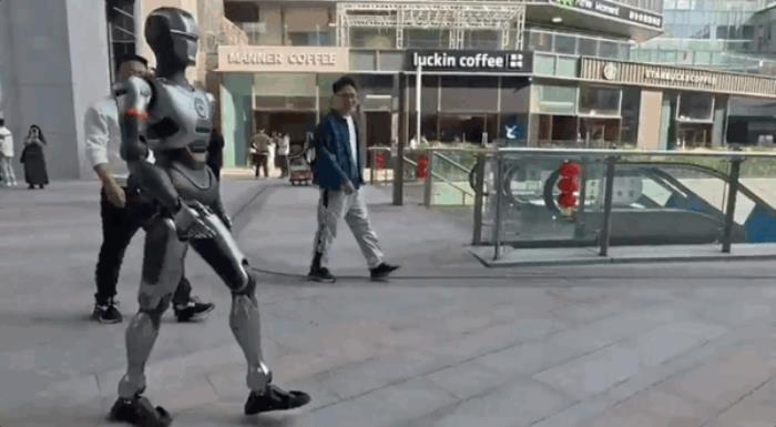 深圳機器人跑步驚呆歪果仁 與人類無異 網友：北馬見