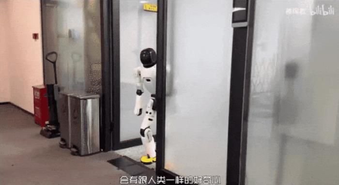 稚暉君機器人神技再現江湖！騎自行車驚呆眾人：又抽象又硬核
