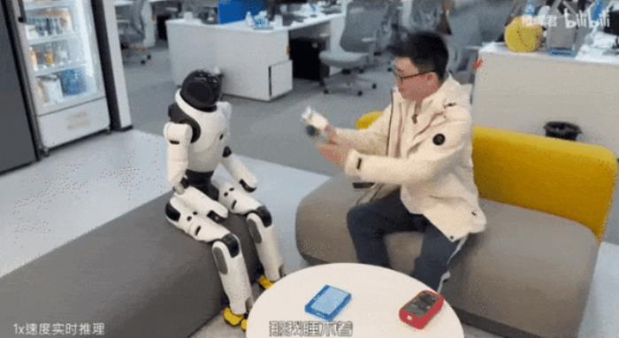稚暉君機器人神技再現江湖！騎自行車驚呆眾人：又抽象又硬核